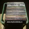 Malá plastová přepravka na vinyly, původně přepravka na nápoje upravená ořezáním přepážek k přepravě gramofonových desek.