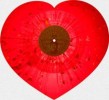 Červená vinylová deska ve tvaru srdce s barevným motivem a fotografií obličeje.