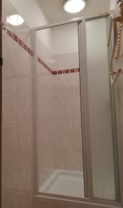 Nájem byt Praha, sprchový kout, zatahovací dveře ve sprchovém koutu.