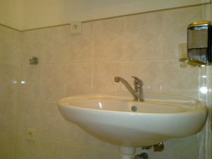 Byt pronájem Praha, WC-toaleta, umyvadlo, dávkovač