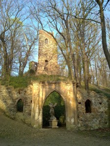 Park Košíře-Motol, Praha 5 Košíře, Cibulka, rozhledna, vstup, socha, průčelí hradby.