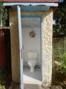 Chata, dovolená - Jesenická přehrada. Druhé WC, splachovací - zděné na zahradě s bidetovou sprchou.